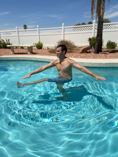 A man doing Opposite Leg Kicks in a pool